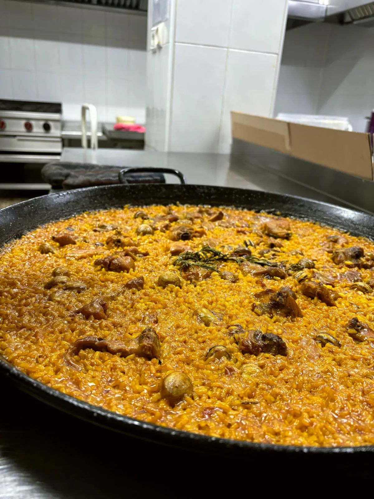 Paella de conejo y caracoles con romero recién salida del fuego