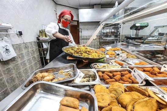 La vitrina de La Casa del Perol lista con los platos del día