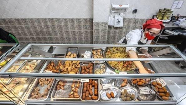 Croquetas, empanadillas y boquerones fritos en la vitrina de La Casa del Perol
